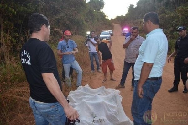 Famlia d falta de pai e filho e os encontra mortos e abraados; veado pode ser causa