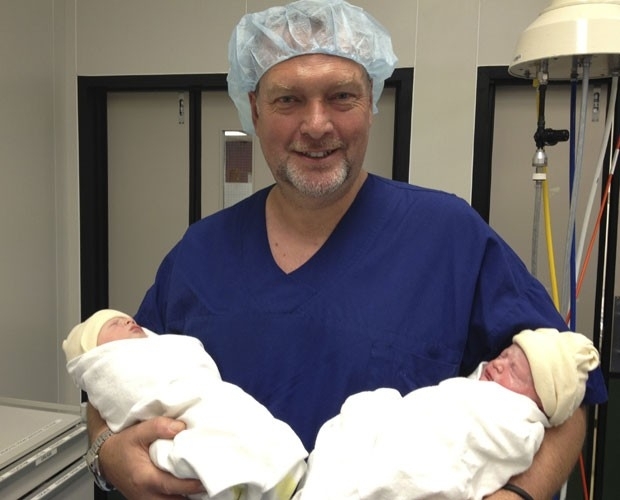 Martin Weekes seguira os filhos gmeos Poppy e Parker (Foto: Martin Weekes/AP)