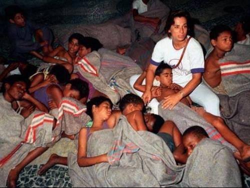 Yvonne Bezerra de Mello com crianas de rua na rea da Candelria, aps a chacina que, h 20 anos, deixou oito mortosRep