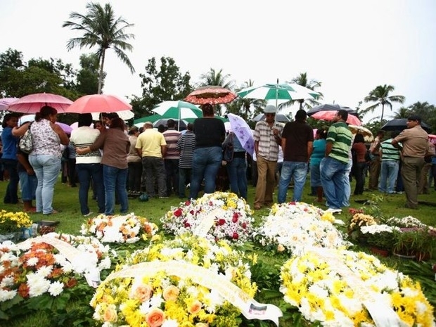 Parentes e amigos comparecem ao enterro do militar assassinado.