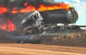 Carreta em chamas na BR 163 (Foto: Grupo Arinos)