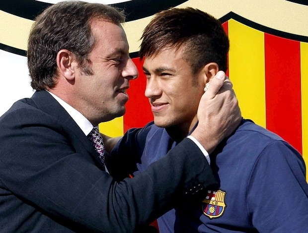 Sandro Rosell cumprimenta Neymar no dia da apresentao