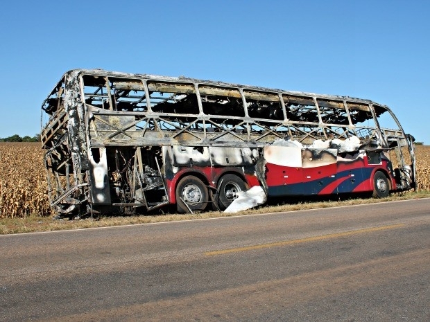 nibus ficou destrudo aps incndio, na BR-070 (Foto: Joo Paulo Rezende/ Clique F5)