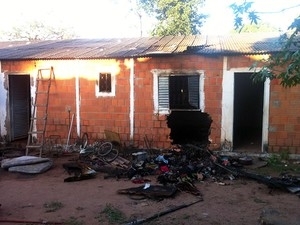 Polcia ainda investiga as causas do incndio em Vrzea Grande. (Foto: Gsseca Ronfim / G1)