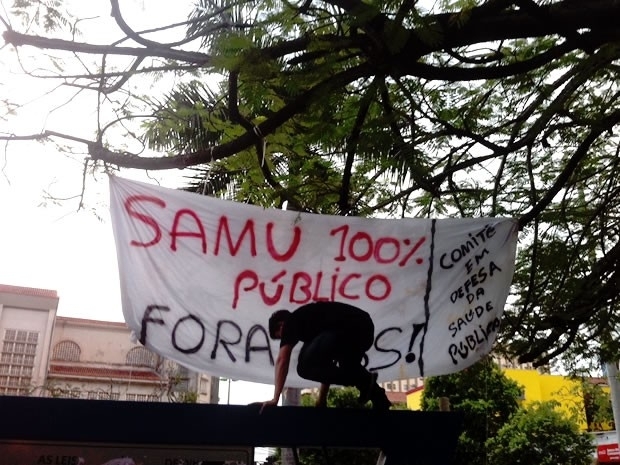 Grupo de servidores do Samu protesta em avenidas de Cuiab cobrando melhorias (Foto: Dhiego Maia/G1)