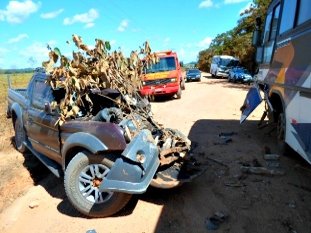 Caminhonete ficou parcialmente destruda aps acidente (Foto: Peixoto Online)