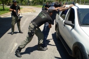 Um suspeito foi preso e trs conseguiram escapar ao cerco de policiais civis