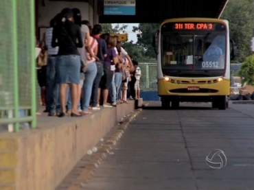 Mais de dois mil usurios transitam no terminal de nibus do CPA. (Foto: Reproduo/TVCA)