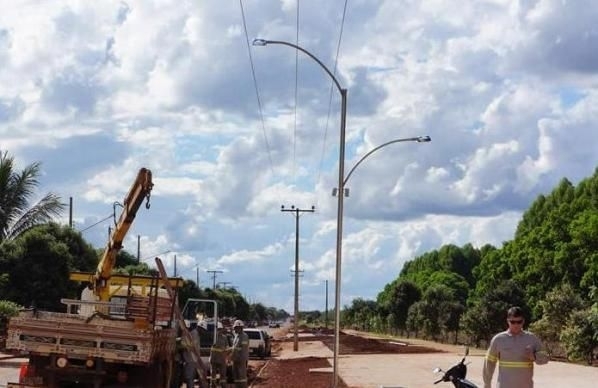 Poste que estava sendo instalado e pode ter conduzido a energia de alta tenso at os eletricistas