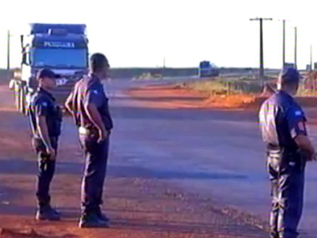 Policiais montaram barreiras em rodovias em busca do suspeito de matar juza (Foto: Reproduo/TVCA)