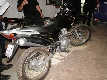 Motocicleta roubada foi abandonada em bairro de Vrzea Grande. (Foto: 4BPM)