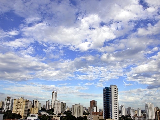 Previso  de cu nublado com pancadas de chuva durante a tarde em Cuiab. (Foto: Denise Soares/G1)