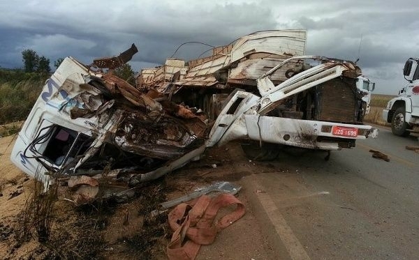 Carreta ficou totalmente destruda em acidente e motorista sofreu fratura no tornozelo