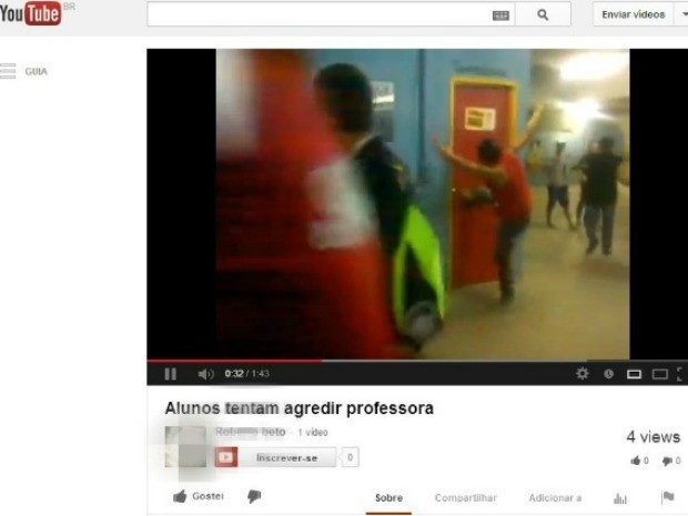 Estudante tenta derrubar porta da sala onde a professora se refugiou. (Foto: Reproduo/You Tube)