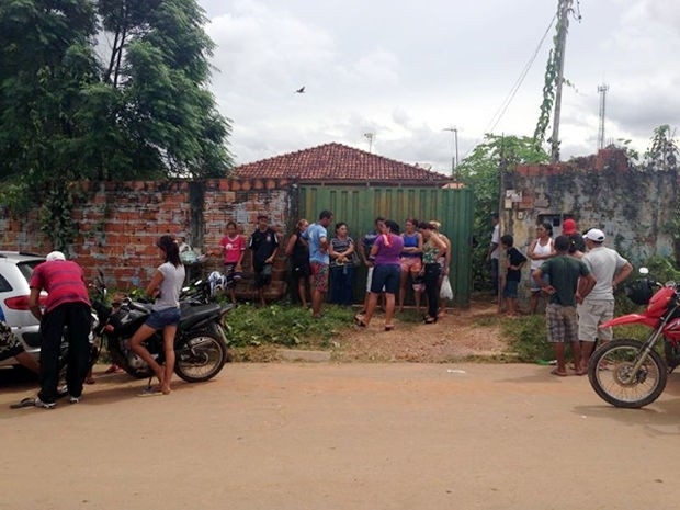 Casal foi assassinado a tiros dentro de residncia por volta das 6h. (Foto: Igor Pires/PM)