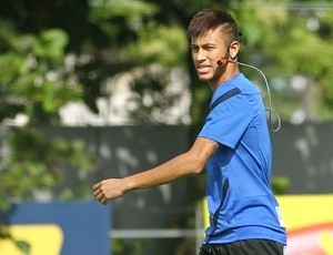 Neymar treinou com cmera na cabea