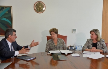 A presidente Dilma Rousseff em reunio com o senador Romero Juc (PMDB-RR) e a ministra Gleisi Hoffmann sobre a emenda d