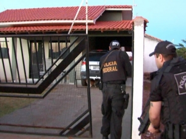 Agentes cumprem mandados em residncia (Foto:Reproduo/TVCA)