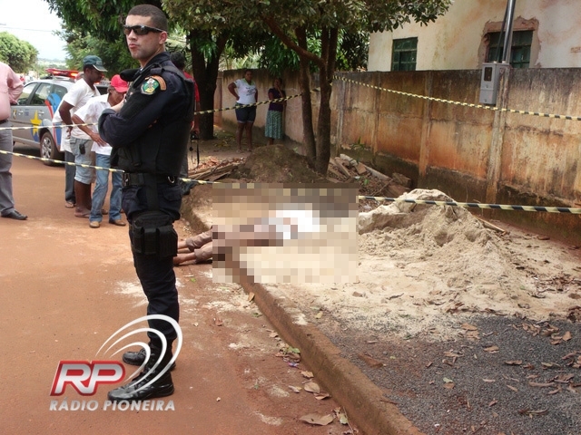 O fato foi registrado na Rua 18, na Vila Esmeralda no incio da tarde desta 6-feira (12).