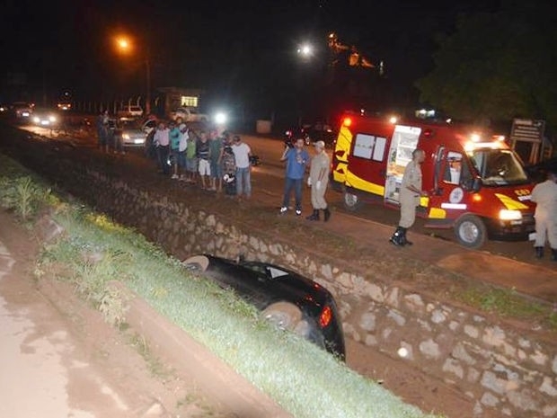 Carro caiu em vala na cidade de Sorriso (MT). (Foto: MT Notcias)