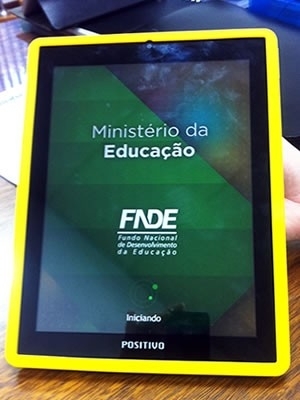 Tablets roubados possuem logomarca do MEC (Foto: Pollyana Arajo/ G1)