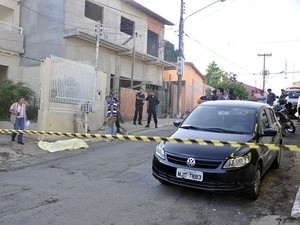 Jovem de 24 anos morreu aps levar tiro na cabea em Cuiab. (Foto: Denise Soares/G1)