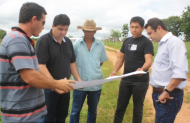 Prefeito Wener Santos, o empresrio Cidinho, o avicultor Jos Marcolino e tcnicos da BRF avaliam projeto dos novos avi