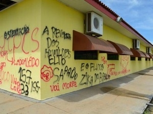 Escola foi pichada com ameaas apoliciais, segundo delegado (Foto: MT Notcias)