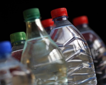 Garrafas de gua mineral adquiridas em Paris, na Frana (Foto: Thomas Coex/AFP)