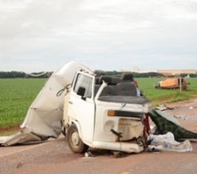 Kombi ficou destruda com o impacto