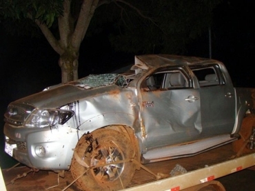 Caminhonete capotou quando ladres levavam famlia refm (Foto: Canarana News)