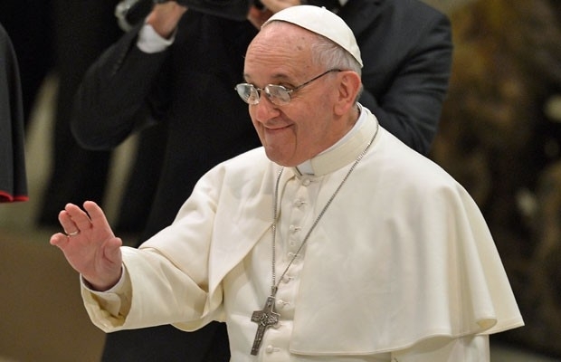 Papa Francisco acena ao chegar ao encontro com jornalistas no Vaticano, neste sbado (16) (Foto: Vincenzo Pinto/AFP)