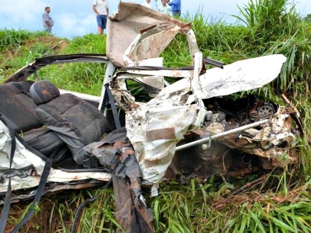 Veculo de passeio ficou destrudo aps acidente (Foto: MT Notcias)