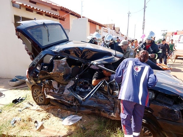 Carro foi atingido na lateral, aps acidente emVrzea Grande. (Foto: Edmilson Carmo/Bombeiros)