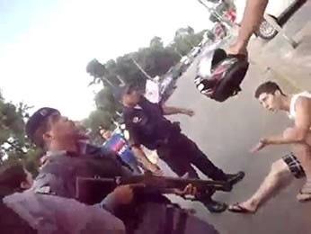 Estudantes foram presos e agredidos durante protesto em Cuiab (Foto: Reproduo/TVCA)