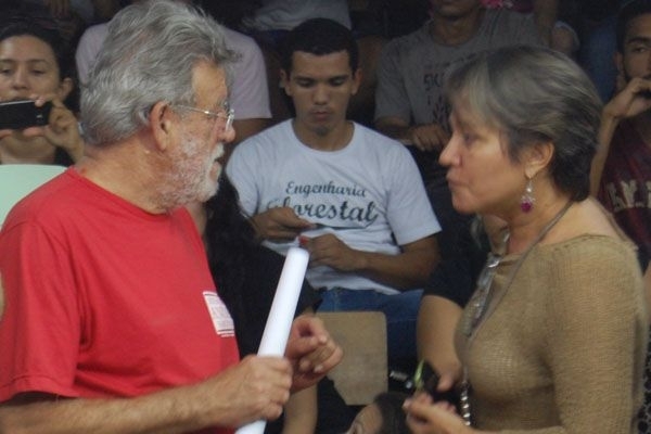 Advogada Ioni Ferreira conversa com o presidente da Adufmat