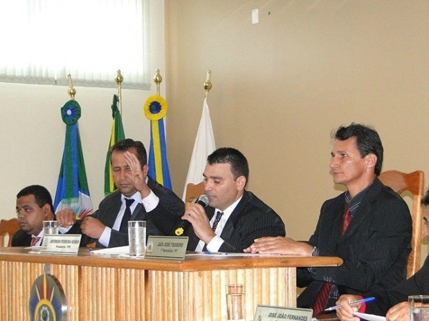 Vereador Jefferson Ferreira Gomes durante solenidade que o empossou prefeito interino de Comodoro.