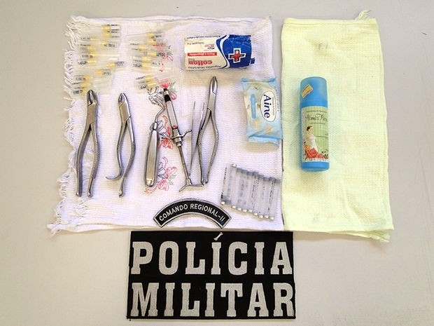 Policiais encontraram materiais odontolgicos na casa do falso dentista. (Foto: Assessoria PM)