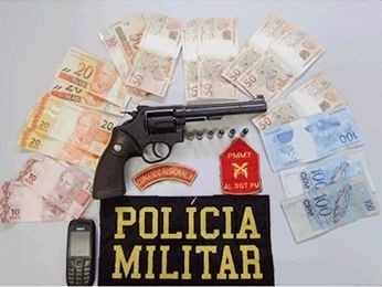 PM recuperou dinheiro roubado e apreendeu arma utilizada pelo suspeito.