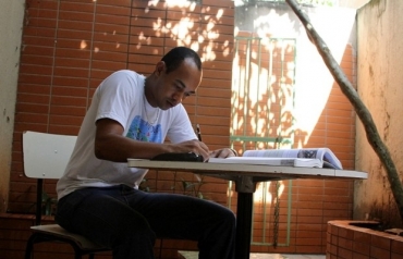 Aps anos longe da escola, Eduardo voltou a estudar e passou em concurso pblico (Foto: Adriano Zago/G1)