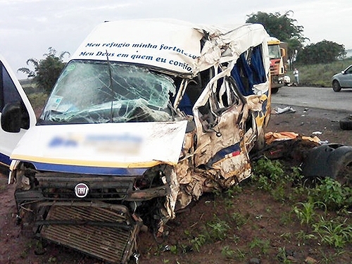 Van transportava pacientes para Pronto-socorro de Cuiab. (Foto: Adriano Vieira/ Bombeiros Nova Mutum)