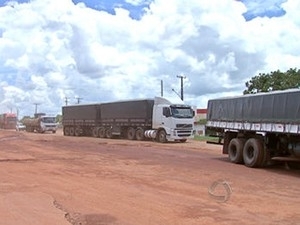 Motoristas reclamam das condies precrias das rodovias. (Foto: Reproduo/TVCA)