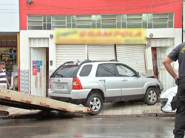 Motorista acertou motociclista, atingiu fachada de loja e fugiu do local. (Foto: Reproduo TVCA)