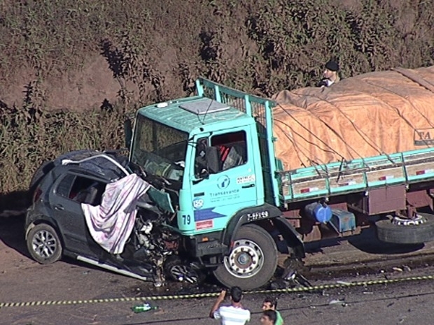 Batida entre carro e caminho deixou cinco mortos (Foto: Reproduo/TV Globo)