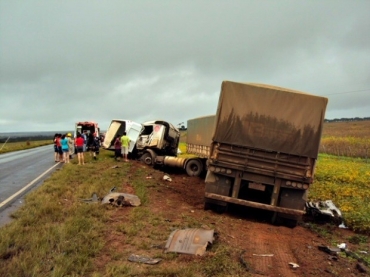 Em um dos acidentes, Van foi atingida na lateral por uma carreta. Quatro pessoas morreram (Foto: Divulgao/Corpo de Bom