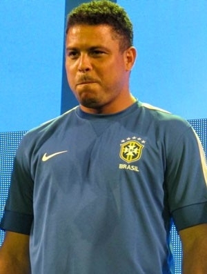 Ronaldo com a nova camisa azul da Seleo (Foto: Felippe Costa )