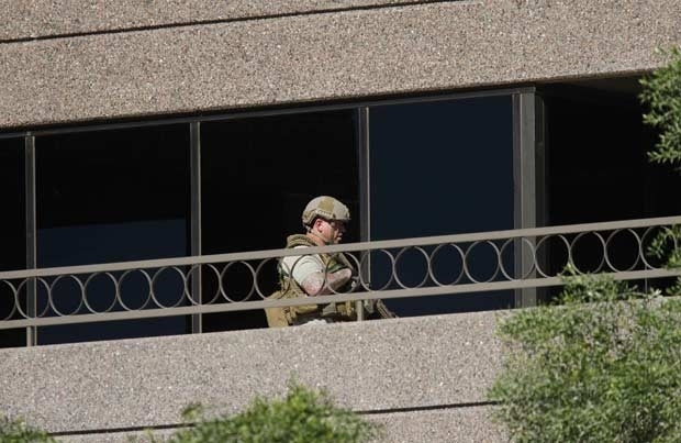 Policial da SWAT no local do tiroteio desta quarta-feira (30) em Phoenix, no estado americano do Arizona (Foto: AP)