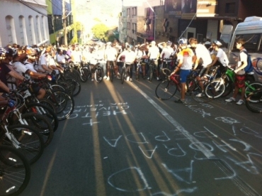 Ciclistas formaram crculo e fizeram orao (Foto: Mrcio Luiz/G1)