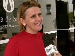 Me se emociona ao ver filha chorar durante visita na UTI nesta manh (Foto: Ricardo Italiano/EPTV)