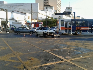 Carro furou sinal vermelho e bateu em caminhonete, segundo a polcia (Foto: Pollyana Arajo/ G1)